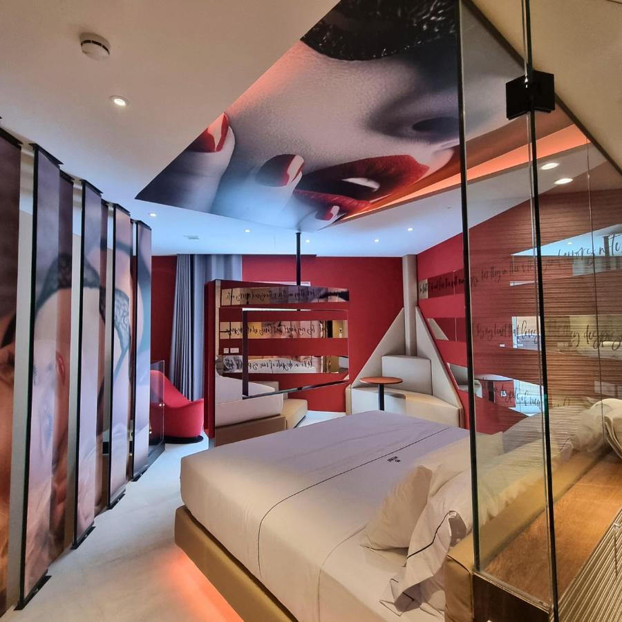 Avenue - Lovely Hotel d'amor